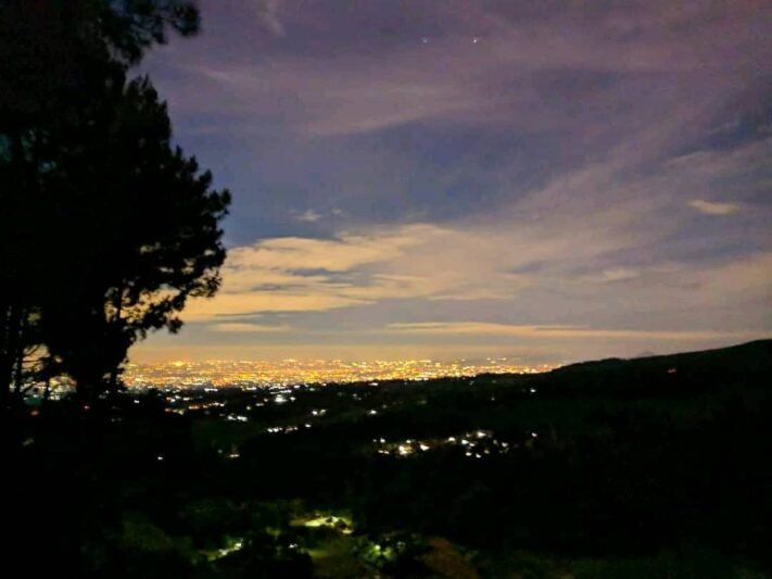 pemandangan malam hari di Camp Ground Bukit Si Kabayan Bogor