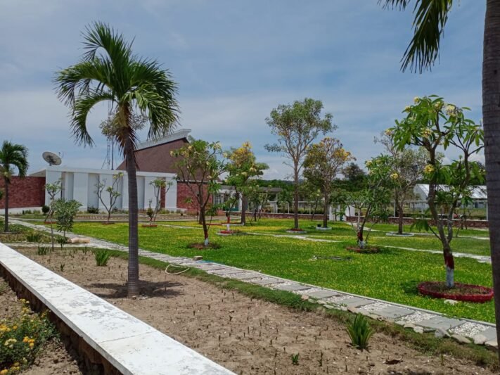 taman yang indah di area perbatasan menyegarkan mata