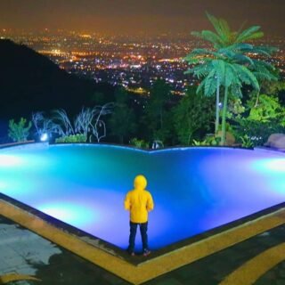 Taman Love Aurora saat malam hari