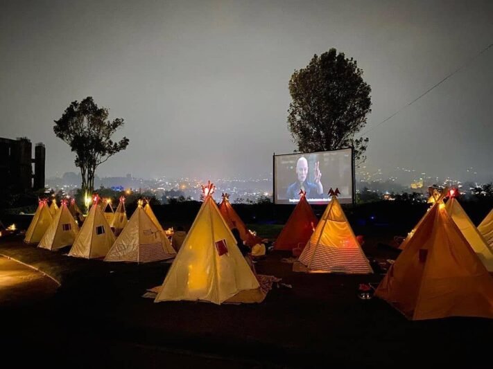 nonton bioskop di Tenda di Bawah Bintang