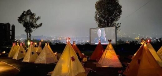 nonton bioskop di Tenda di Bawah Bintang