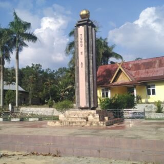 Tugu Khatulistiwa Pangkalan Lesung