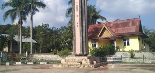 Tugu Khatulistiwa Pangkalan Lesung