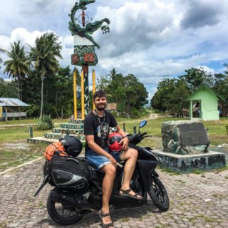 Tugu Khatulistiwa di Sulawesi Tengah