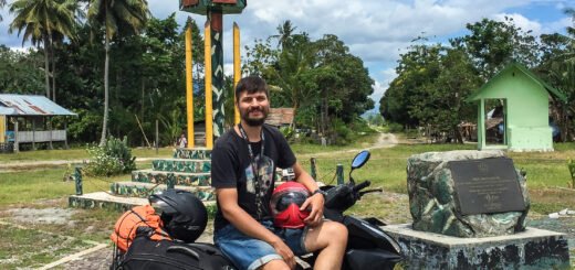 Tugu Khatulistiwa di Sulawesi Tengah