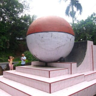 Tugu Khatulistiwa pantai Sasak