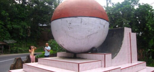 Tugu Khatulistiwa pantai Sasak