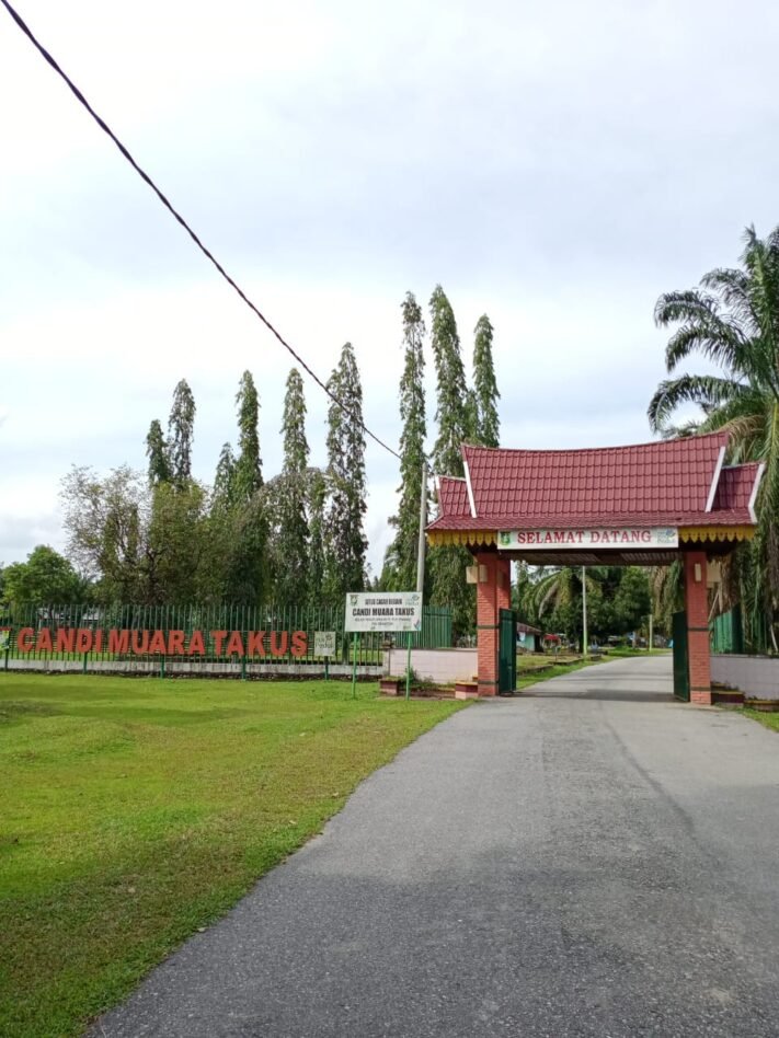 gerbang masuk area candi muara takus