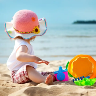 Topi pantai khusus anak-anak