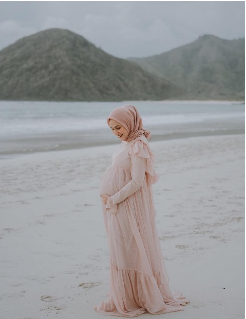 7 Outfit Liburan Ke Pantai Untuk Ibu Hamil Berhijab - KATA OMED