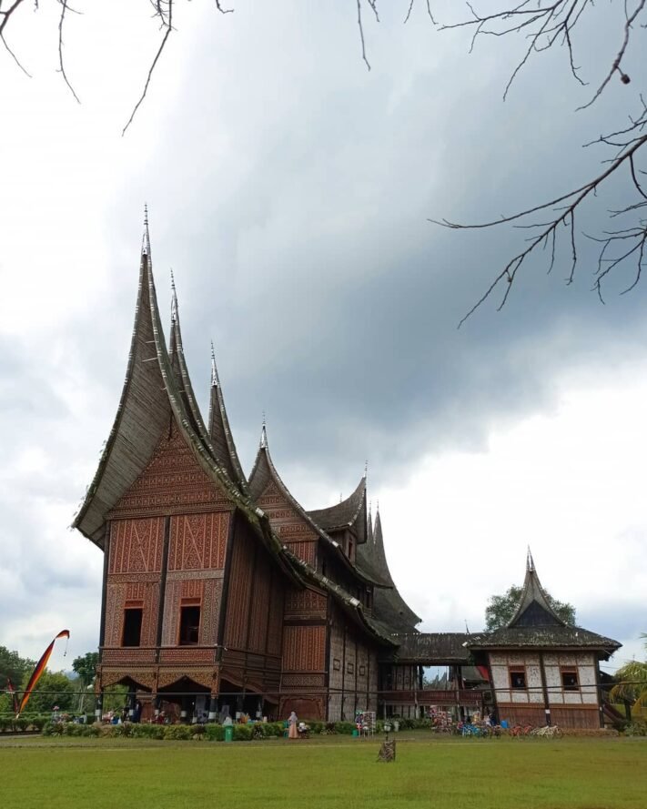 Istana Basa Paguruyung tampak dari samping