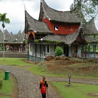 rumah adat suku minangkabau di kawasan istana pagaruyung