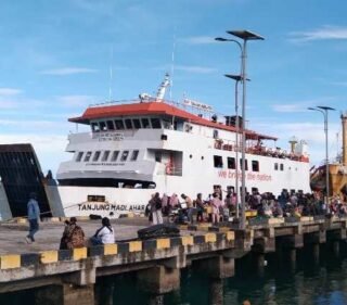 Kapal Dari Pulau Tayando ke Kur