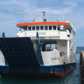 Kapal Roro Feri Kmp Papuyu Di Pelabuhan Lamteng