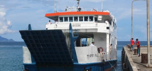 Kapal Roro Feri Kmp Papuyu Di Pelabuhan Lamteng