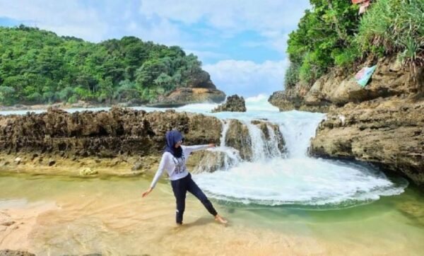 Kolam Air Asin Pantai Batu Bengkung Malang