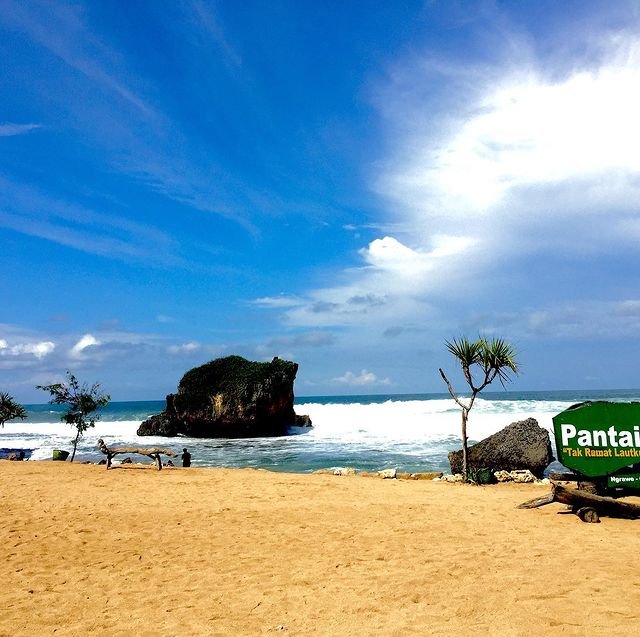 Berfoto Dengan Latar Belakang Pantai Mesra