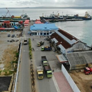 Pelabuhan Saumlaki di kabupaten tanimbar