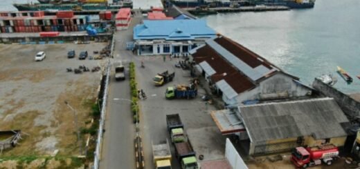 Pelabuhan Saumlaki di kabupaten tanimbar