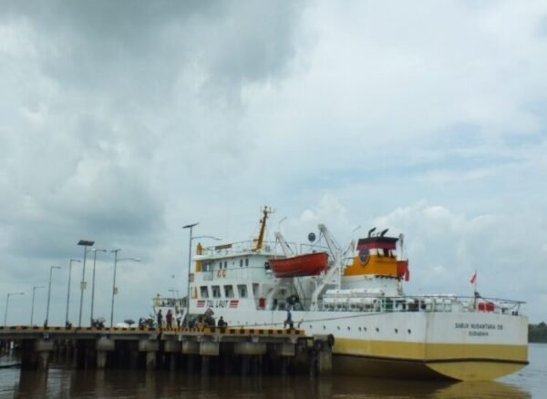 kapal perintis bersandar di Pelabuhan Bade