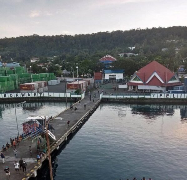 dermaga pelabuhan manokwari