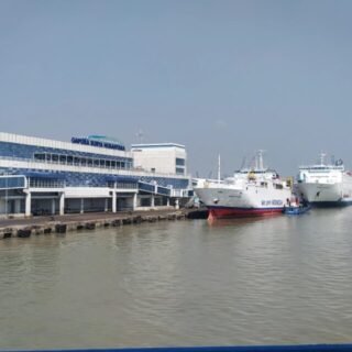 dermaga pelabuhan surabaya