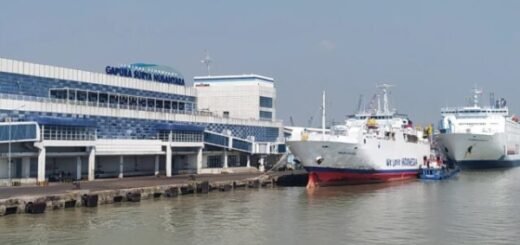 dermaga pelabuhan surabaya