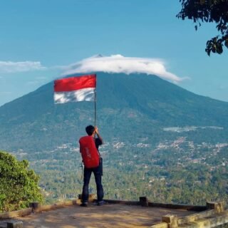 Gunung Tanggamus dilihat dari bukit neba gisting