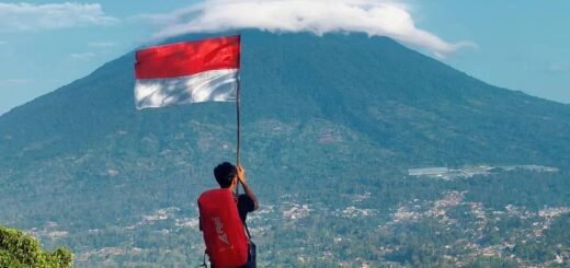 Gunung Tanggamus dilihat dari bukit neba gisting