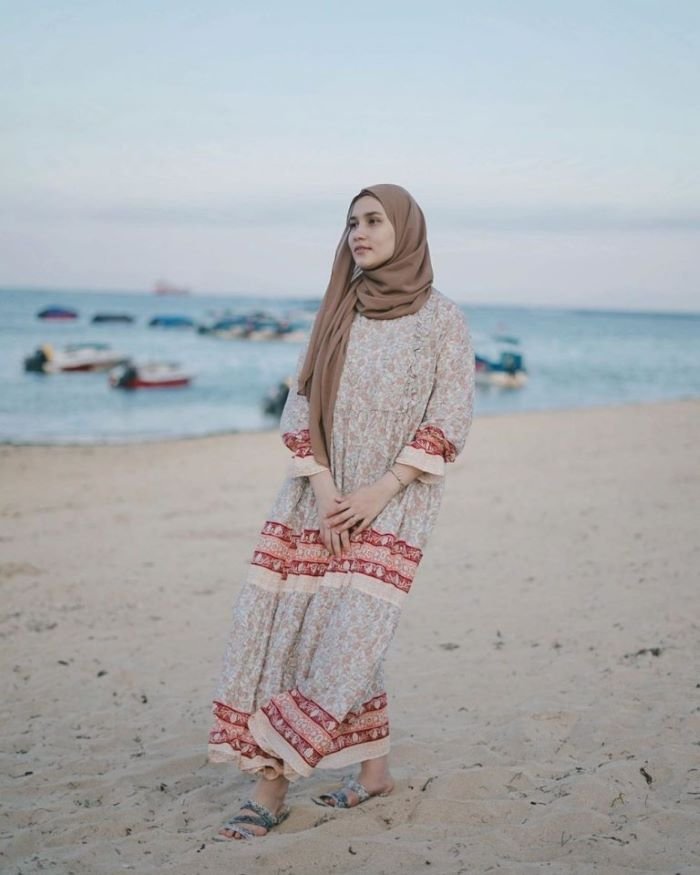 Pakaian Ke Pantai Wanita Hijab - 9 Inspirasi Outfit Hijab Ke Pantai ...