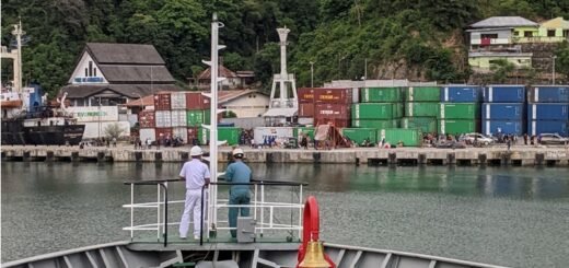 Kapal singgah di pelabuhan Gorontalo