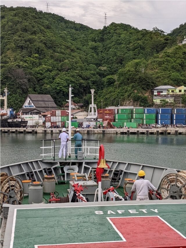Kapal singgah di pelabuhan Gorontalo
