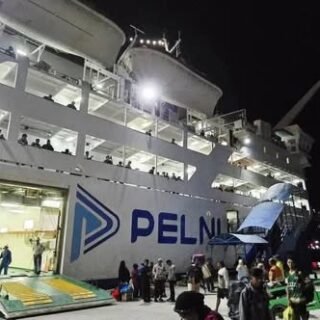 Kapal Pelni KM Sirimau Dari Maumere