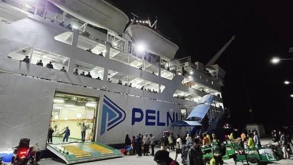 Kapal Pelni KM Sirimau Dari Maumere