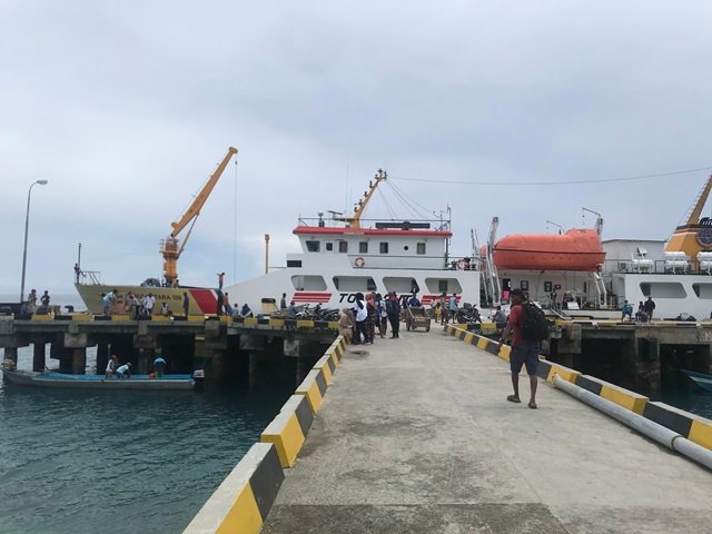 kapal perintis singgah di Pelabuhan Kasui