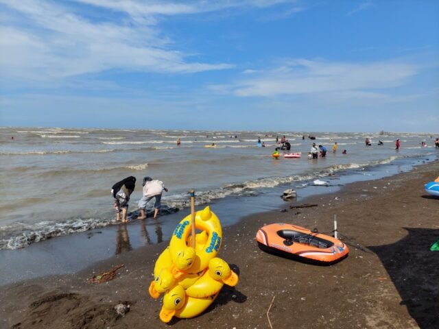 Pantai Samudera Baru di Karawang