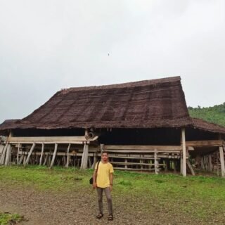 balai adat suku naulu