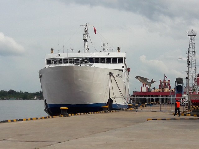 kapal laut singgah di pelabuhan sampit