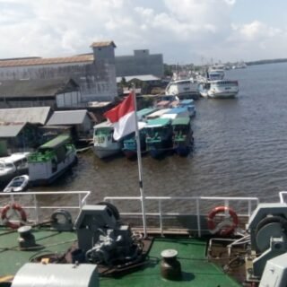 kapal singgah di Pelabuhan Kumai,