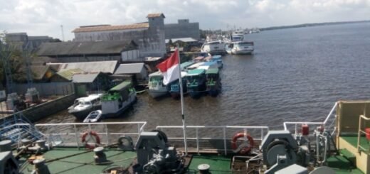 kapal singgah di Pelabuhan Kumai,
