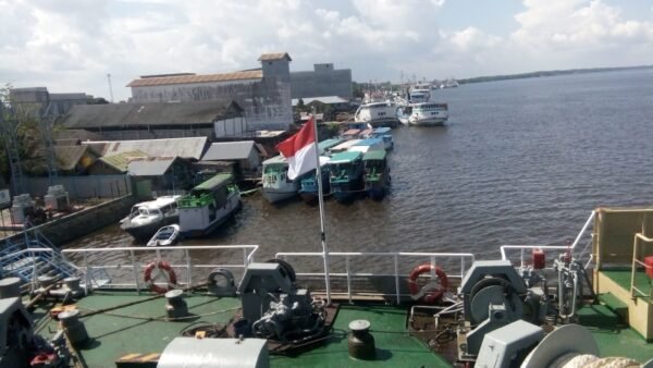 kapal singgah di Pelabuhan Kumai,
