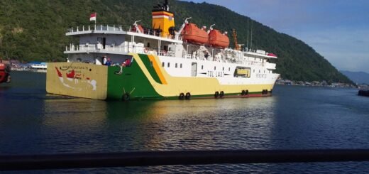 Kapal Laut di Pelabuhan Gorontalo