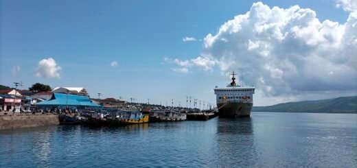kapal pelni singgah di pelabuhan larantuka