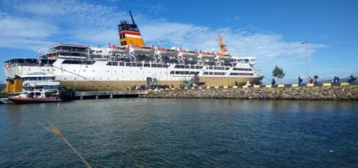 kapal pelni di kota namlea