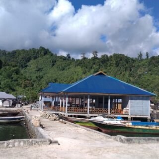 Dermaga pelabuhan di pulau Kasiruta