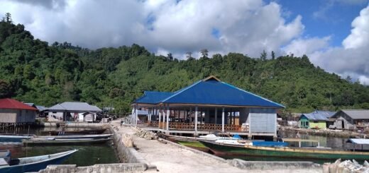 Dermaga pelabuhan di pulau Kasiruta