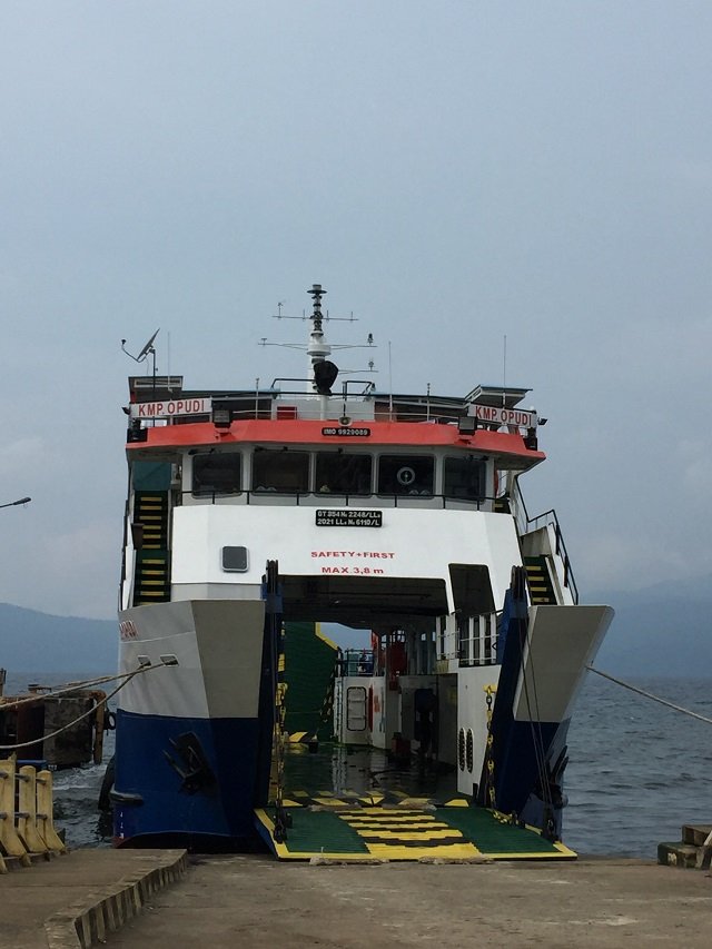 KMP Opudi singgah di pelabuhan Nuha