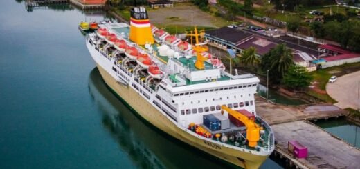 Kapal Pelni KM Bukit Raya