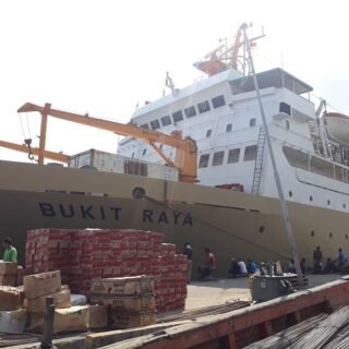 Kapal pelni Bukit Raya singgah di pelabuhan Tarempa