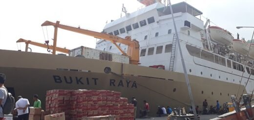 Kapal pelni Bukit Raya singgah di pelabuhan Tarempa